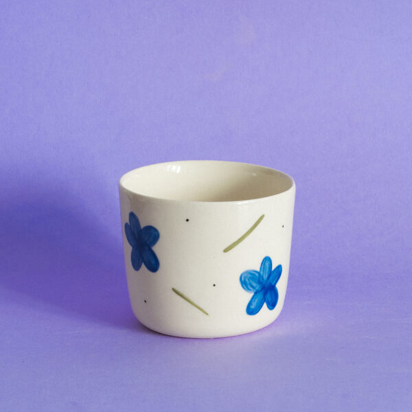 Hrnek s kytičkami - kobaltově modrý