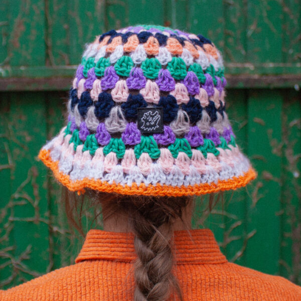 Háčkovaný klobouček oranžový
