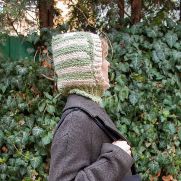 Zeleno-béžová kukla