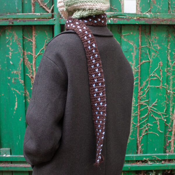 Hnědá šála se srdíčky