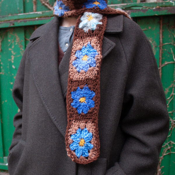 Hnědá šála s kytkami