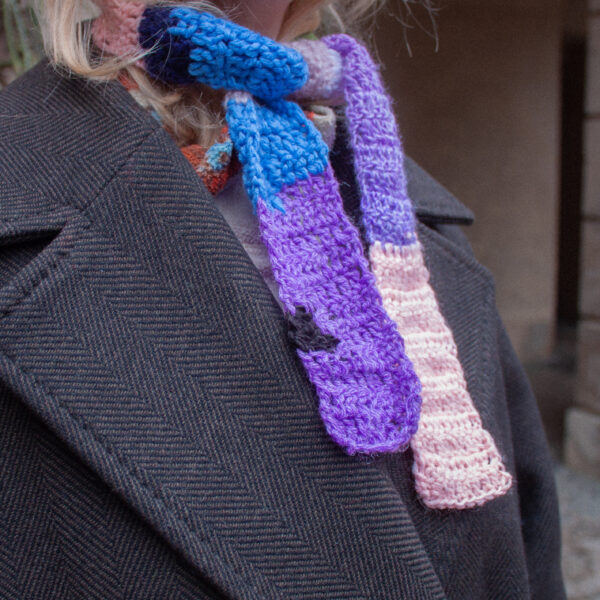 Krátká barevná šála