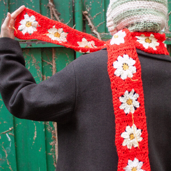 Červená šála s kytkami