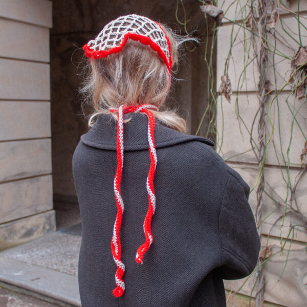 Červeno-bílý háčkovaný šátek