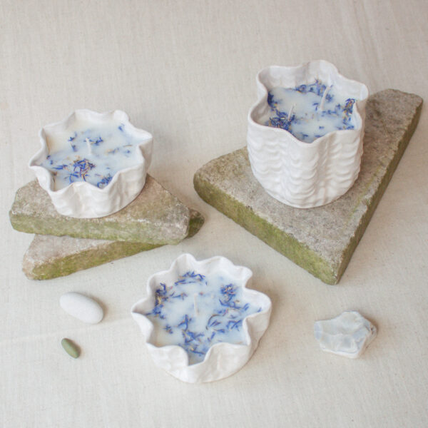 Bílá svíčka s chrpou