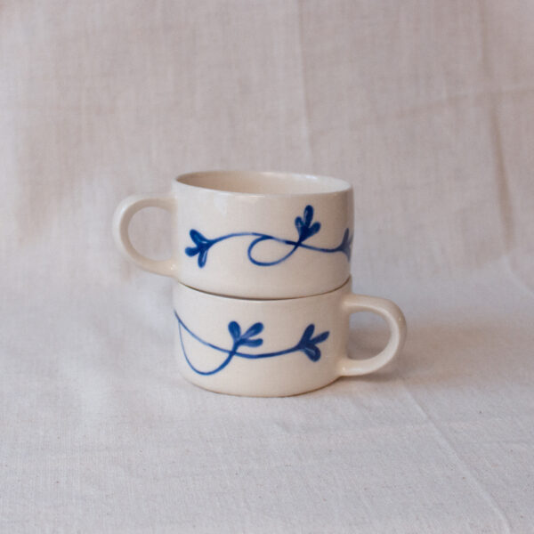 Hrnek s ouškem - modrá rostlina